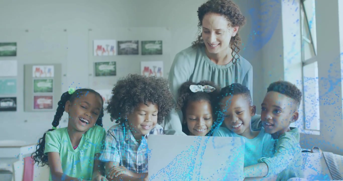 Video verticale: Insegnante che guida i bambini verso il laptop mentre una sovrapposizione color verde acqua scorre rivelando la lezione.