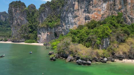 Rocas-Del-Acantilado-En-La-Playa-De-Railay-Krabi-Tailandia