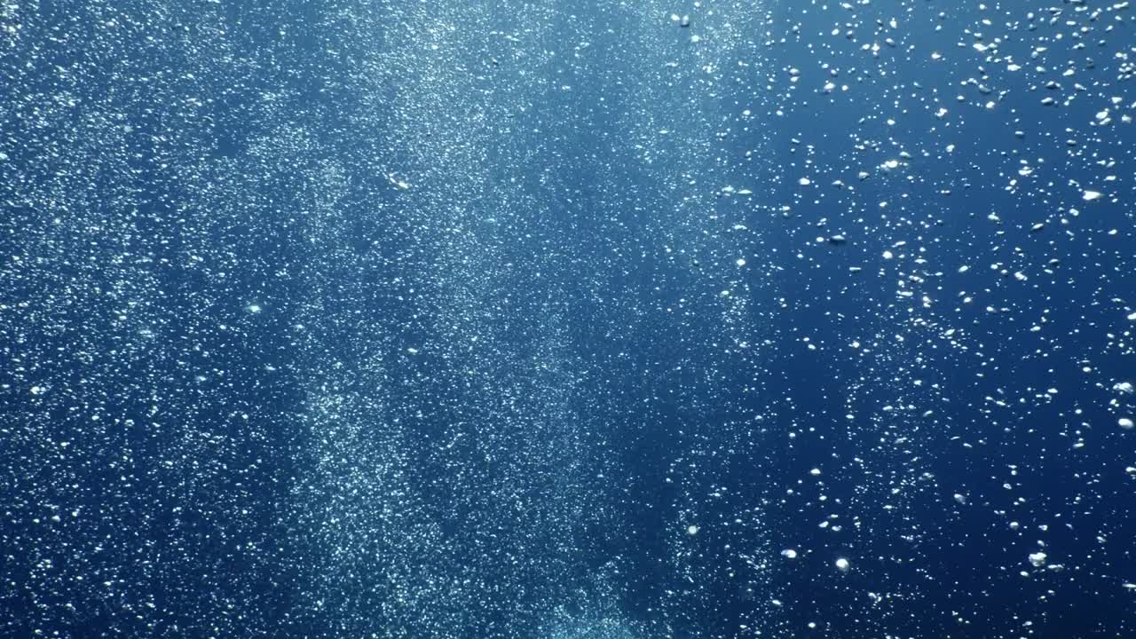 하늘과 표면에 가까운 수중 바다 풍경 태양 광선과 공기 거품 느리게 편안한 바다 배경