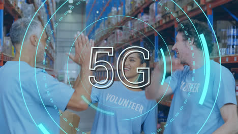 5G-Text-über-Neonfarbenen-Rundscannern-über-Einem-Team-Unterschiedlicher-Freiwilliger,-Die-Sich-Im-Lager-Gegenseitig-High-Fives-Geben