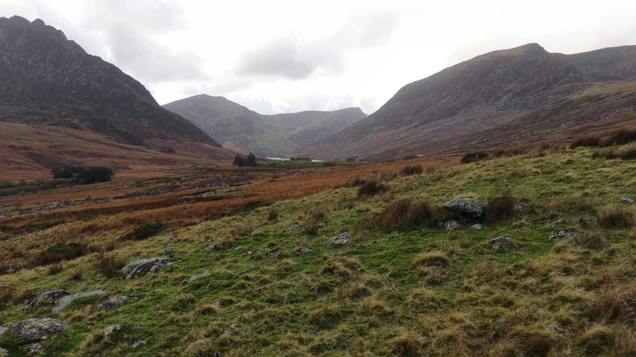 Dronevideo av Ogwen Valley i Snowdonia nasjonalpark, som viser et robust terreng, åpne jorder og de dramatiske fjellene i Nord-Wales