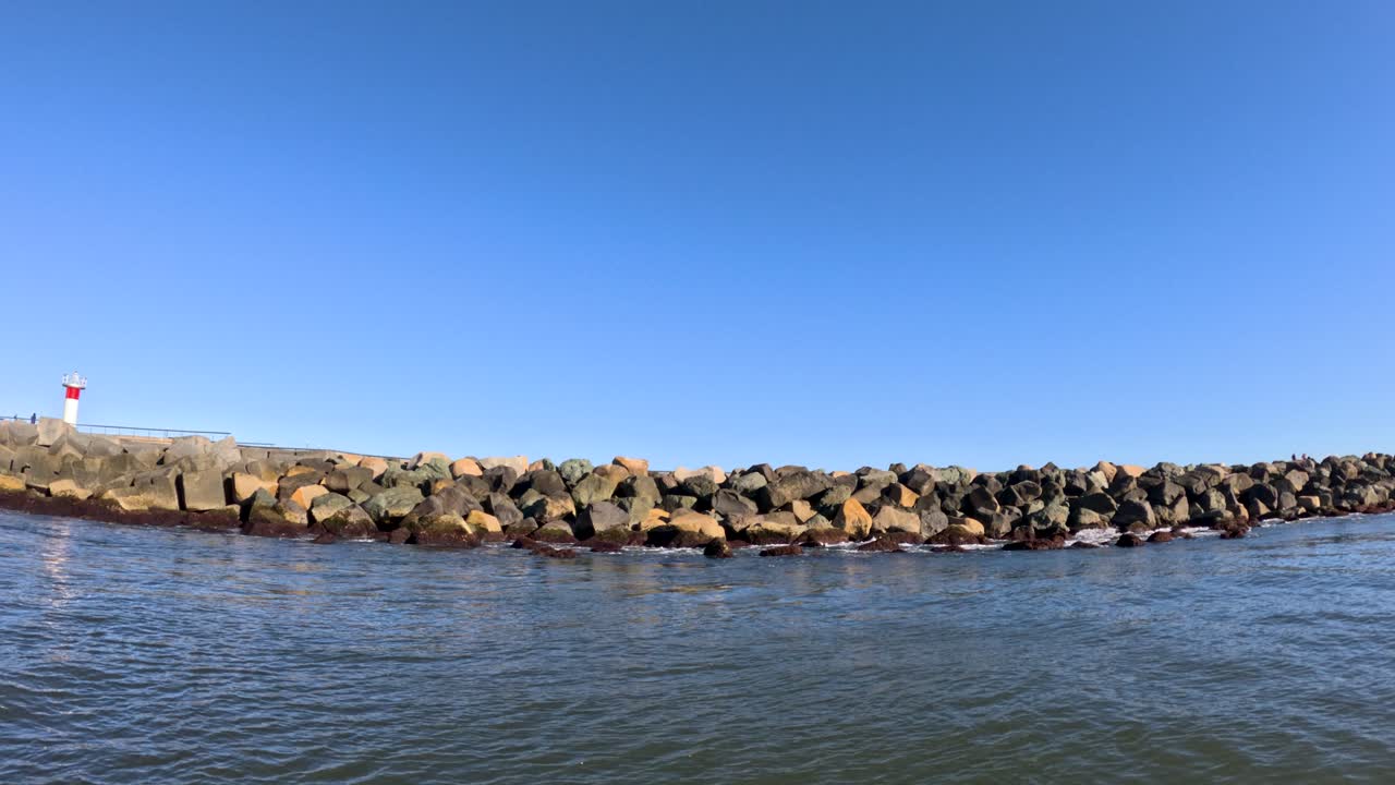 평온 한 바다 와 은 하늘 을 가진 바위 가 있는 해안선