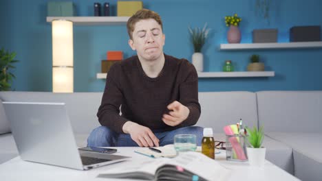 el estudiante que tuvo que someterse a un tratamiento de drogas está abrumado y molesto.