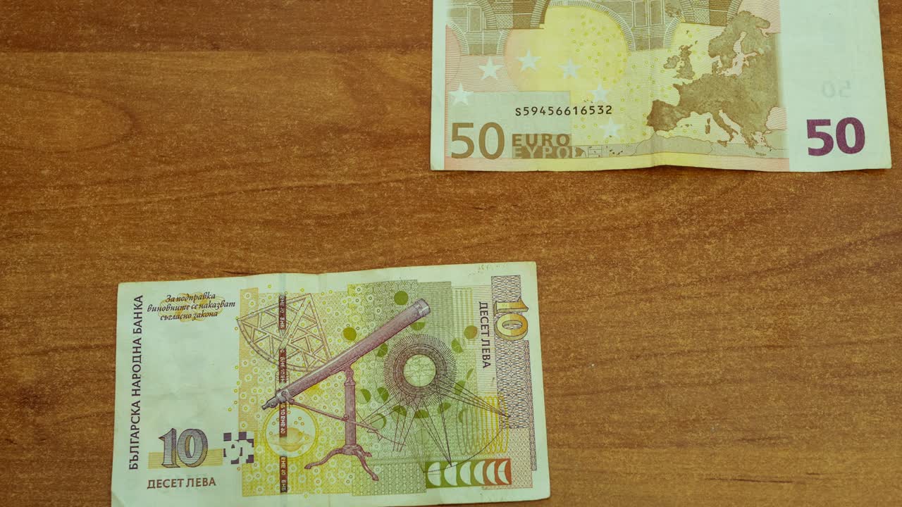 나무 책상 위 에 있는 유로 와 레브 의 스 모션 애니메이션