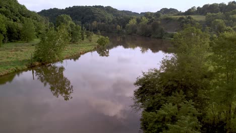 Der-Neue-Fluss-Nahe-Der-Mündung-Von-Wilson-Nc-In-Der-Nähe-Von-Galax-Virginia