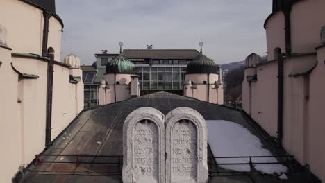 los diez mandamientos en la sinagoga ashkenazi de sarajevo