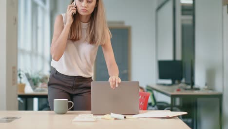 Mujer-Agresiva-Hablando-Móvil.-Mujer-Enojada-Teniendo-Una-Llamada-Telefónica-En-Un-Espacio-Abierto.