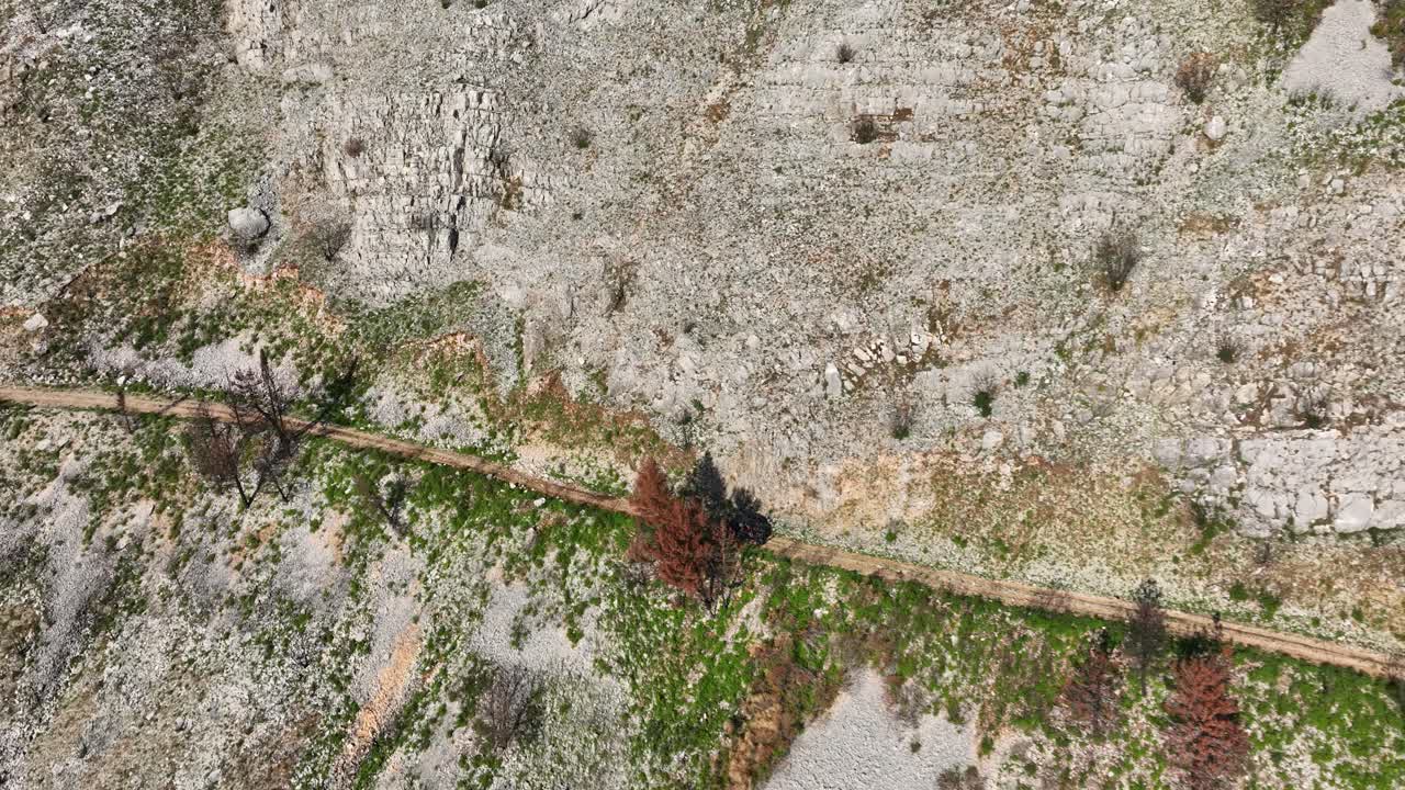 paisaje de montaña con sendero y vehículo