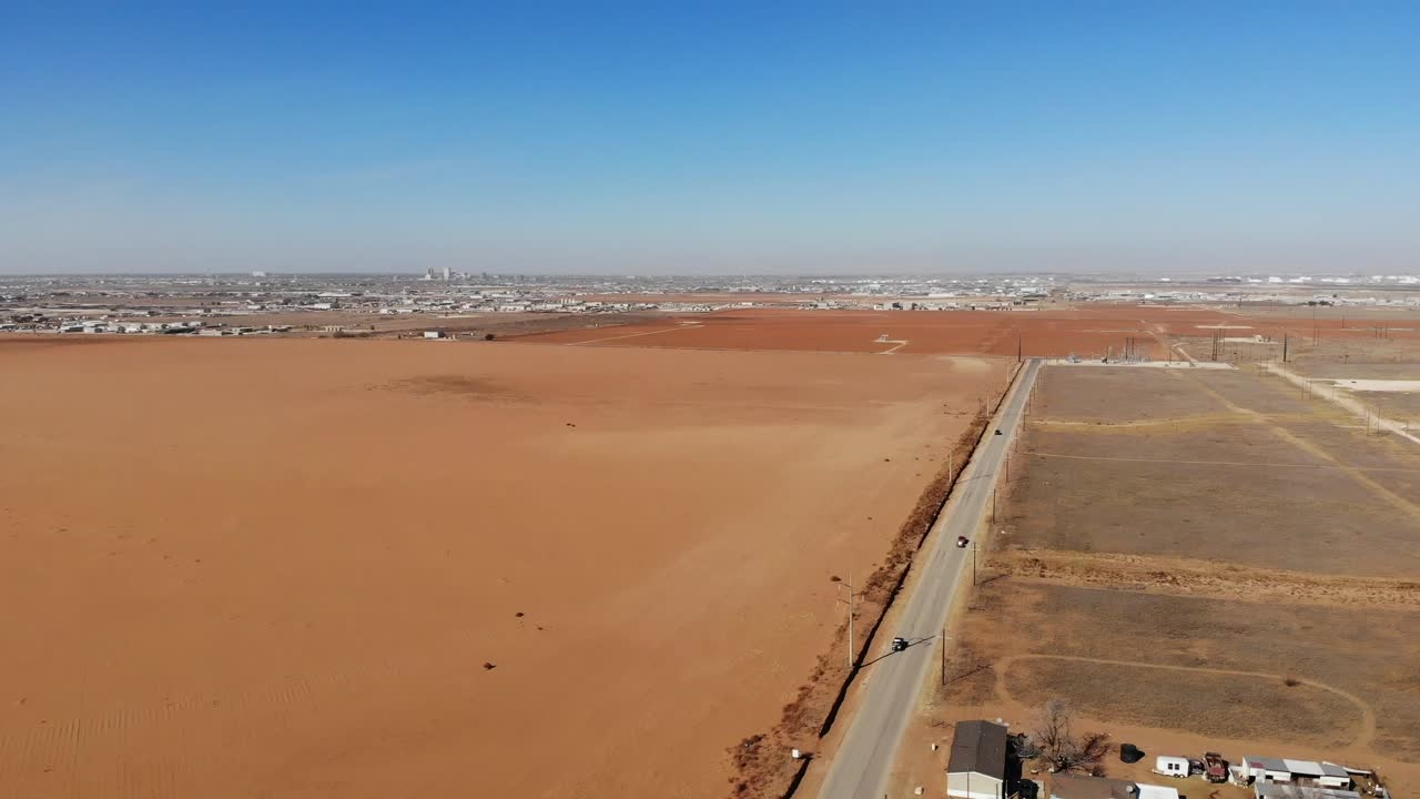 미들랜드 도시 바로 외곽에 위치한 텍사스에는 펌프 잭 필드가 있습니다.