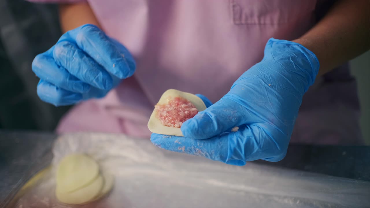 mujer haciendo pasteles en una panadería