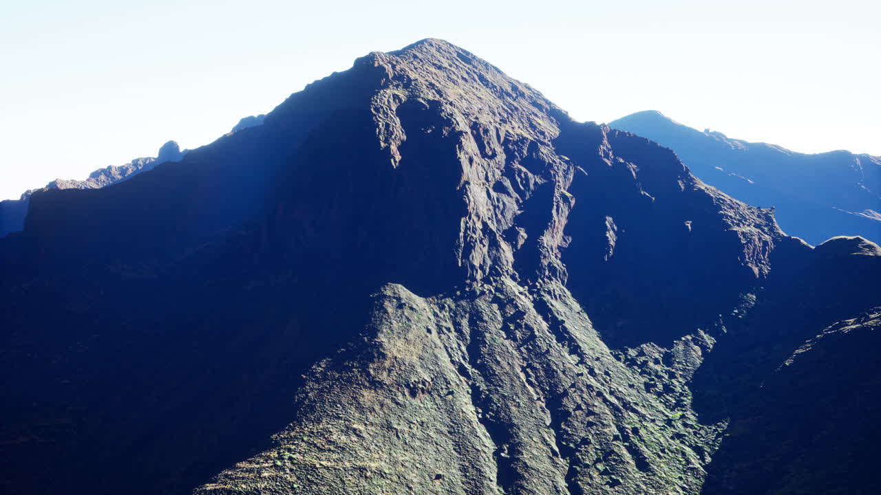panorama del paisaje de las montañas rocosas aéreas