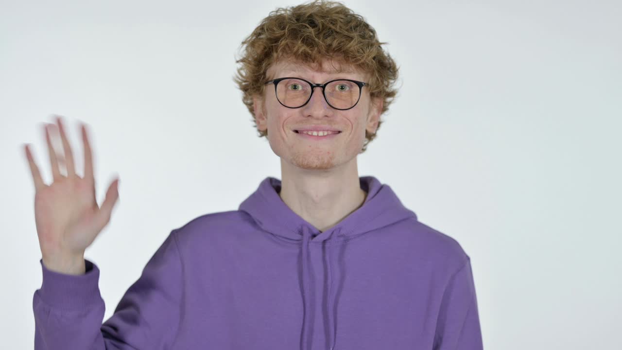 joven pelirrojo acogedor saludando, fondo blanco