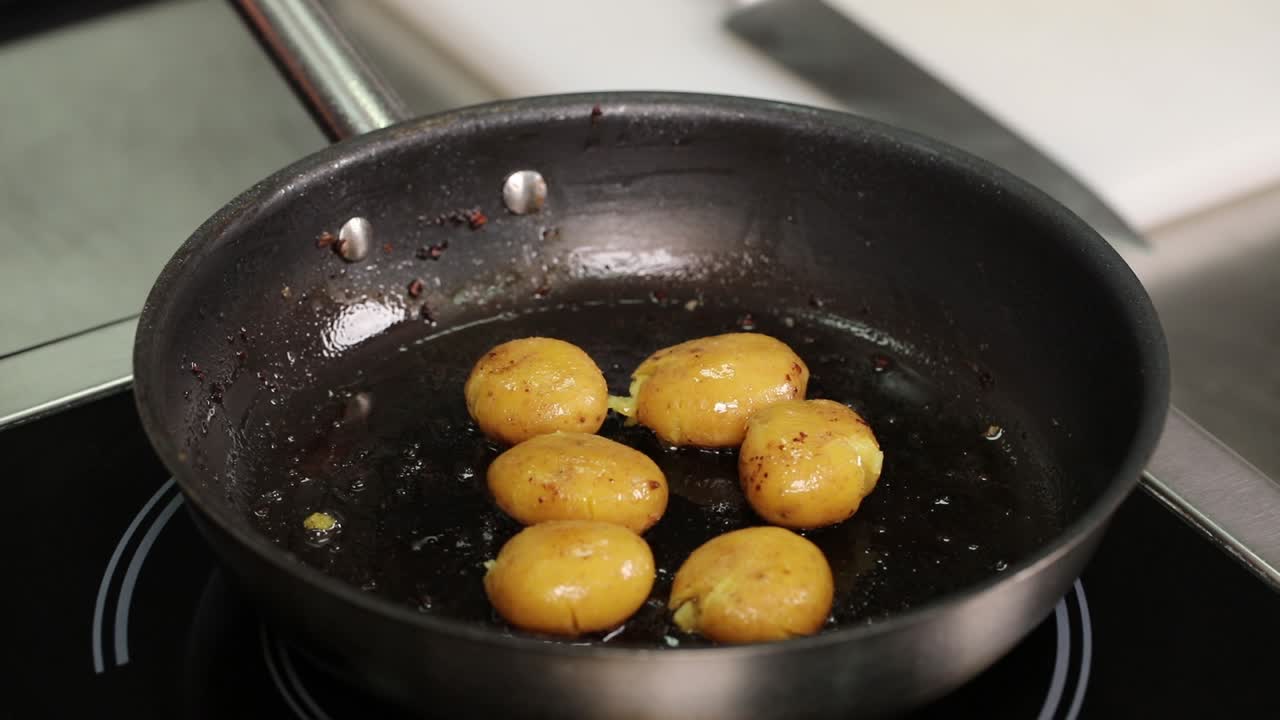 팬 에 감자 를 요리 하는 것