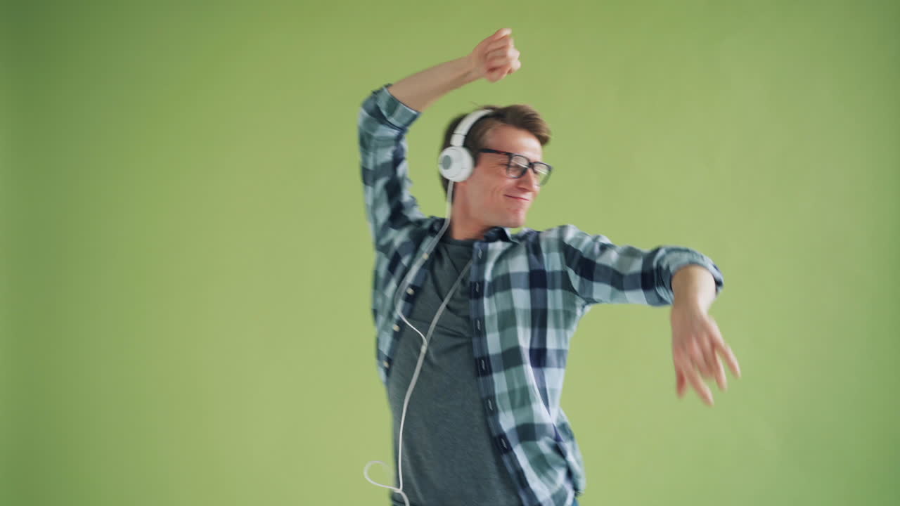 헤드폰을 들고 춤추는 남자