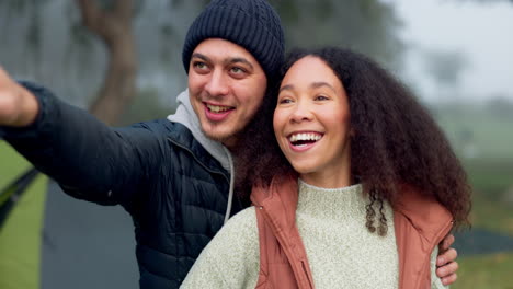 feliz, abrazado y una pareja acampando en la naturaleza