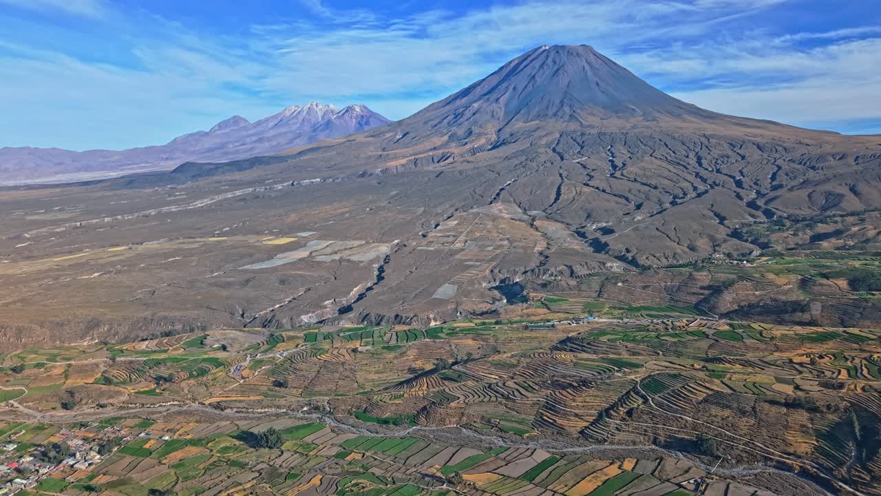 Un drone si allontana dal vulcano Misti in Perù, rivelando il forte contrasto tra gli aridi campi lavici e i rigogliosi terrazzamenti agricoli. Il filmato mette in evidenza l'adattamento umano e l'ingegneria a confronto con la natura.