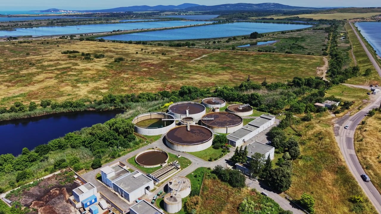 Depuratore vicino a un grande parco e specchi d'acqua di giorno