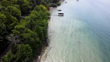 agua azul poco profunda que se muestra con un giro de dron inverso