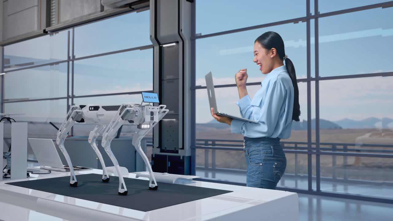 mujer celebrando con un perro robótico en una oficina moderna
