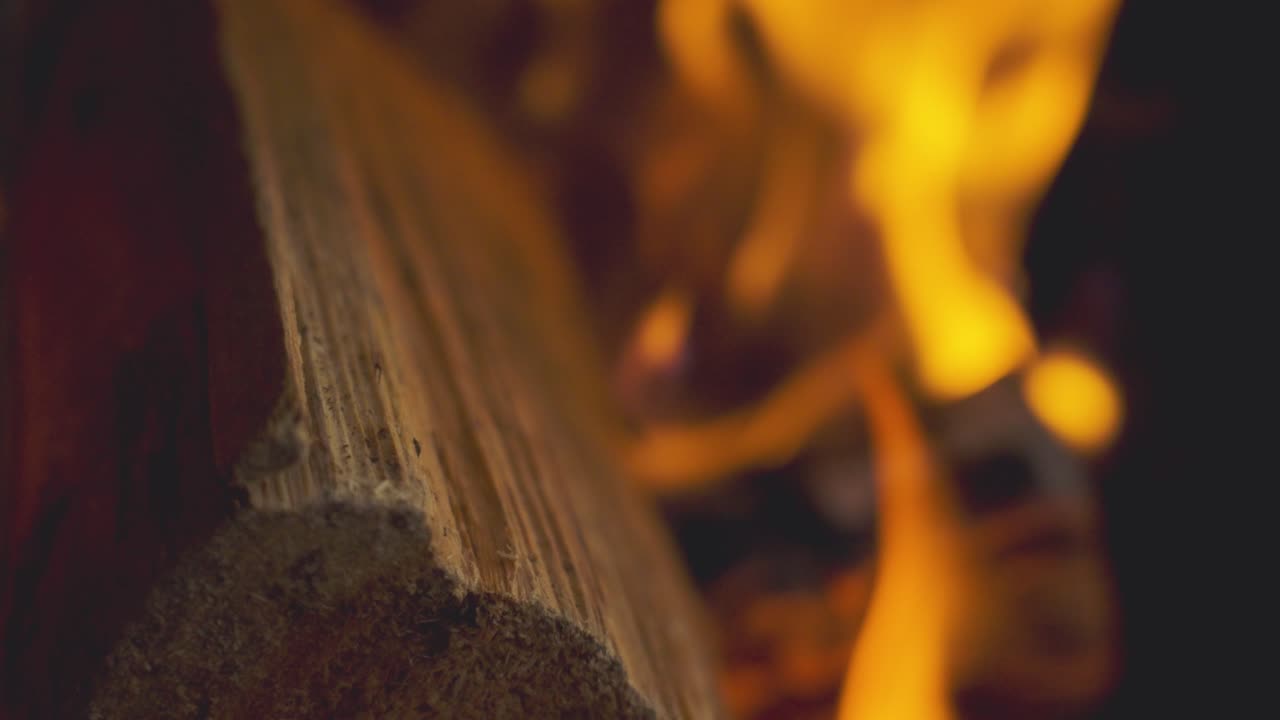 집에서 나무로 만든 불꽃에서 불타는 스토브에서 불꽃을 으십시오.