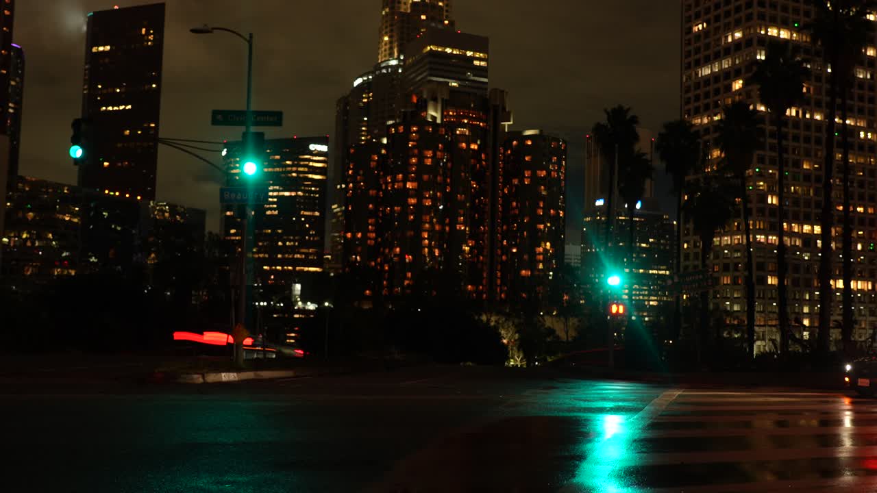 Timelapse de ruas chuvosas no centro de Los Angeles