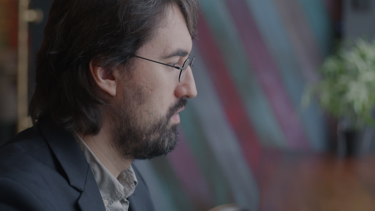 hombre en traje de negocios