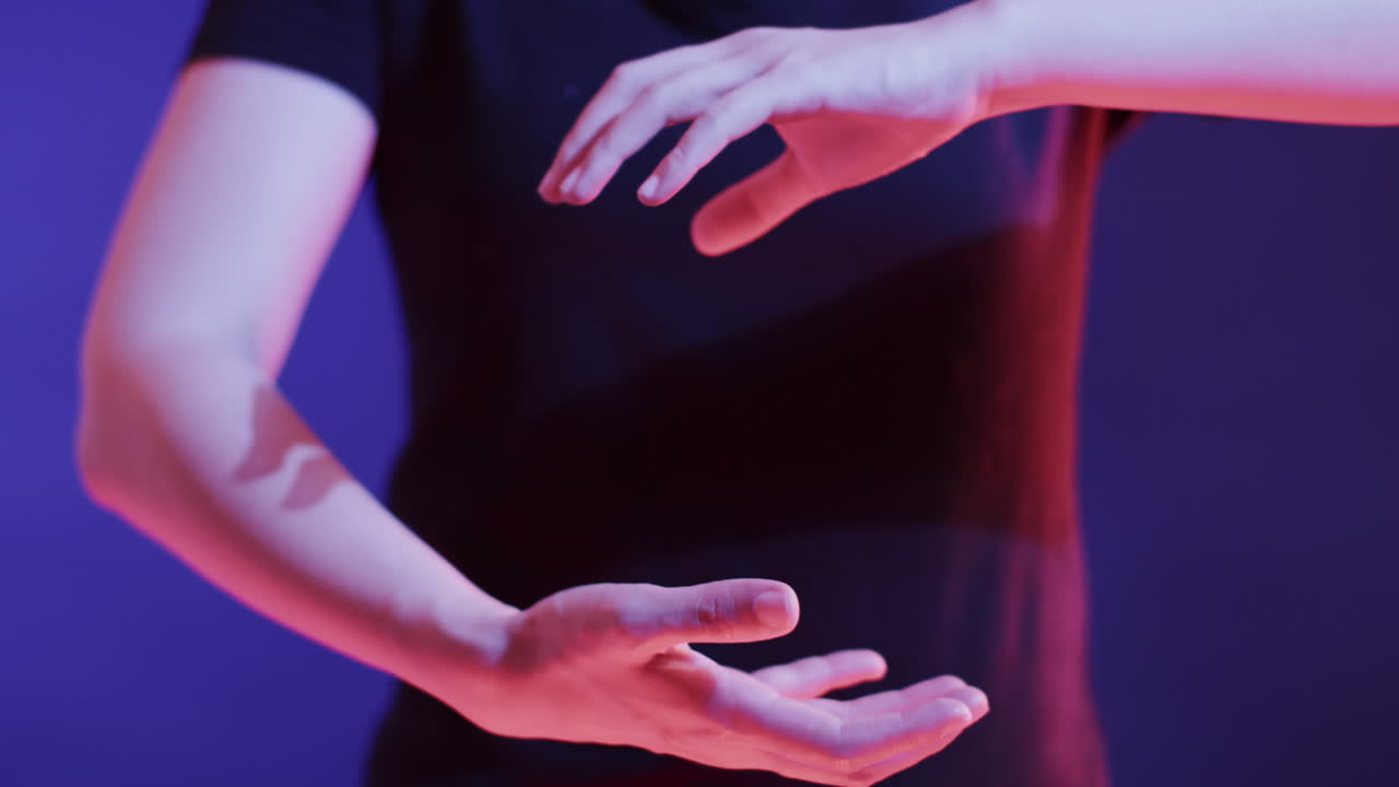 아시아 여성의 중간 섹션, 파란색 배경에 가상 화면을 만지는, 느린 동작