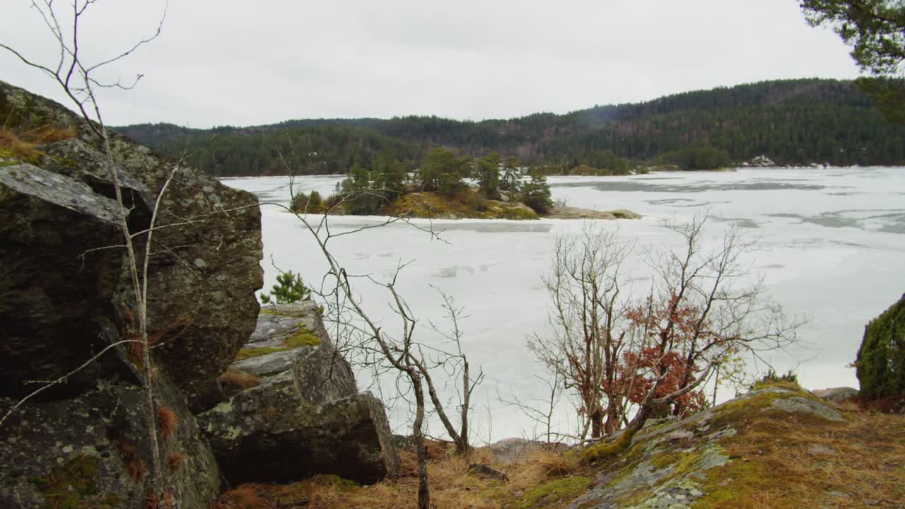 Ilmakuva dronella: Hidas panorointi Vollsfjordenilla, Norjassa. Sateinen vuono, syvä maisema, vesipisarat