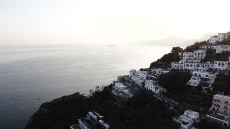 Vista-Aérea-De-Praiano-Con-Vistas-Al-Mar-Tirreno