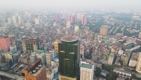 carro de círculo aéreo sobre el paisaje urbano de la mañana brumosa en asia, centro de la ciudad