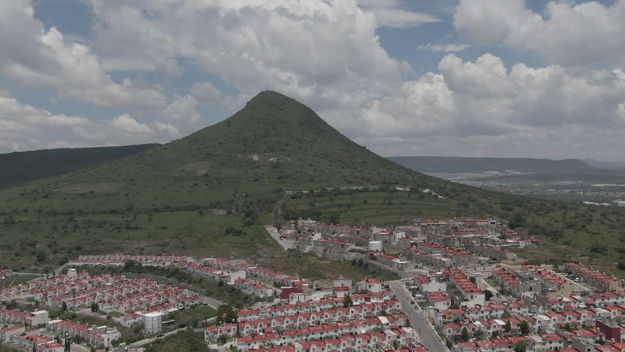 colinas con una cruz blanca en la parte superior