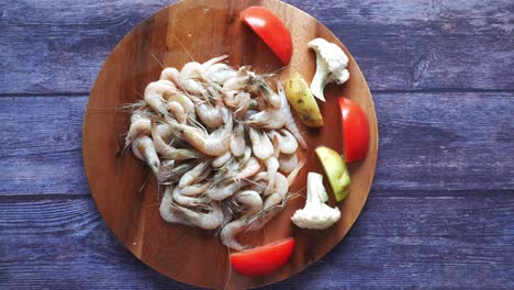 Cerca-De-Langostinos-En-El-Plato-Sobre-La-Mesa