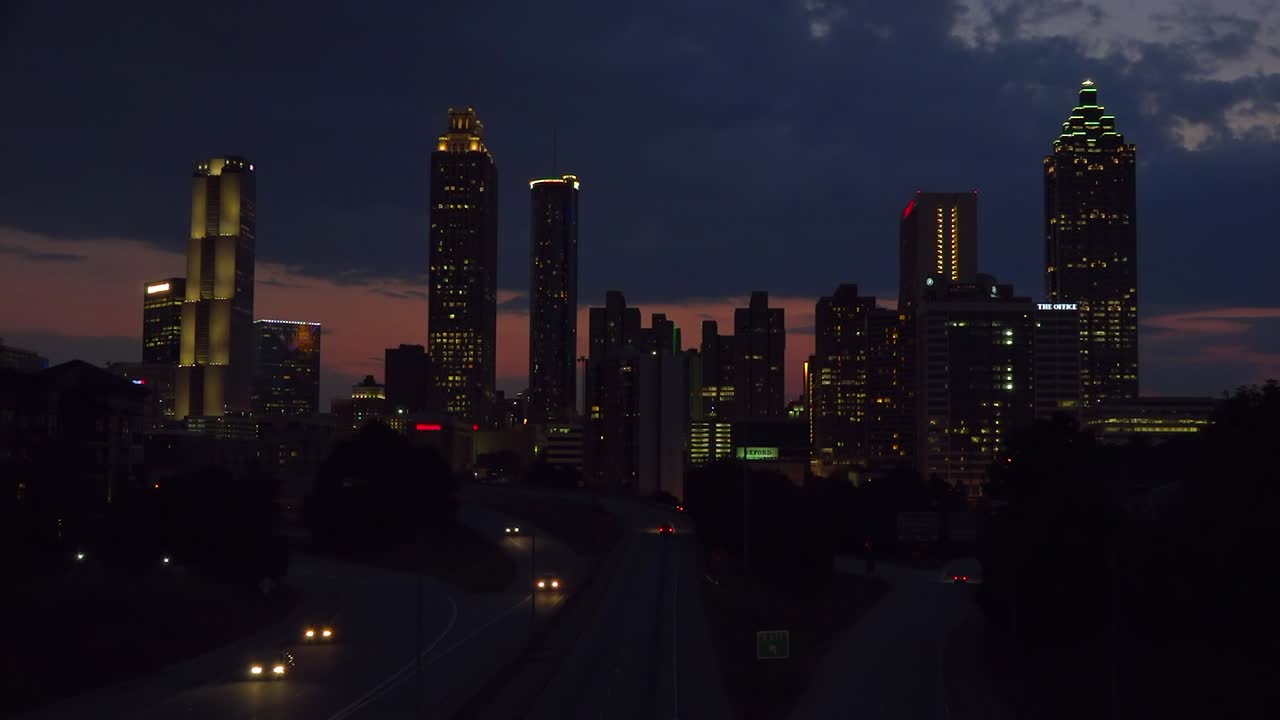애틀랜타 조지아의 스카이라인 뒤에 밤이 내린다 1
