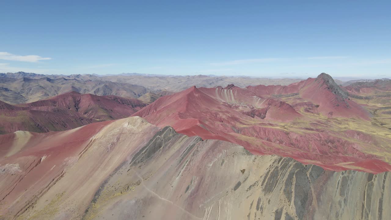 el dron se desliza hacia adelante, mostrando la montaña arco iris en el encantador fondo del valle rojo, perú
