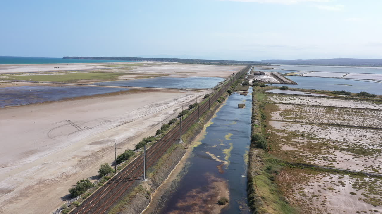 tren ferroviario que pasa entre la producción de marismas saladas y el leucato del mar mediterráneo