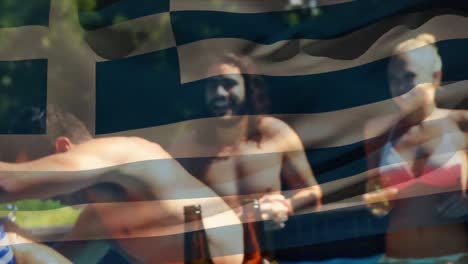 animación de la bandera de grecia sobre amigos caucásicos felices divirtiéndose en la piscina