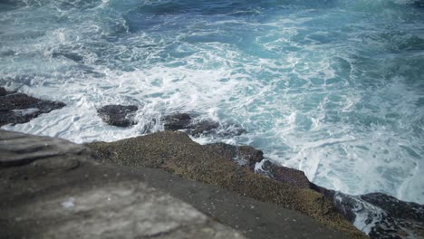 Olas-Rompiendo-En-La-Costa-Rocosa-De-Los-Suburbios-Del-Este---Playa-Vacía-Debido-A-La-Pandemia-Del-Coronavirus---Sydney,-Nsw,-Australia