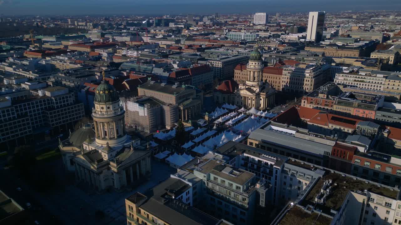 Højtliggende udsigt over det historiske Gendarmenmarkt med de berømte domkirker og markedstelte. Magisk luftfoto med bredt overblik fra drone.