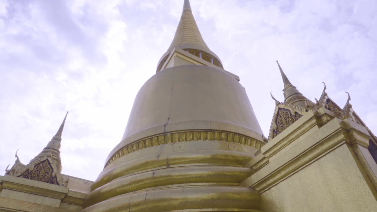 la pagoda dorada en el wat phra kaew, en bangkok, tailandia