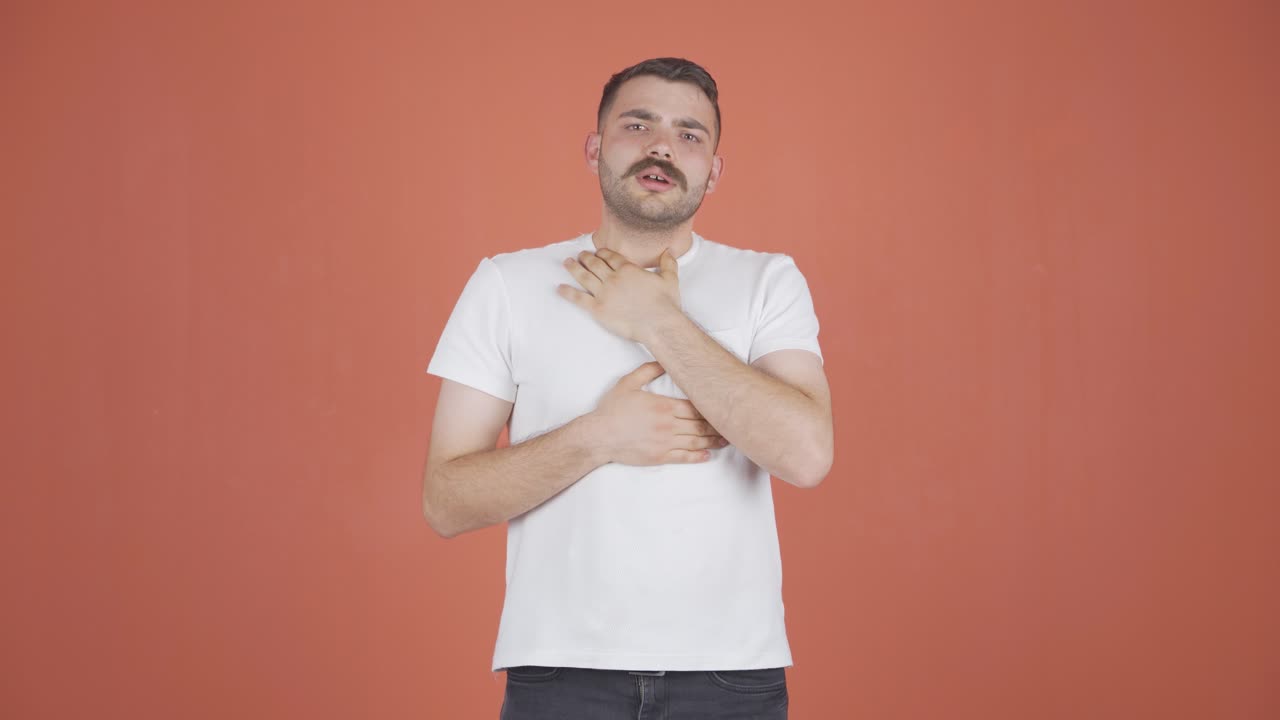 hombre con dificultad para respirar.