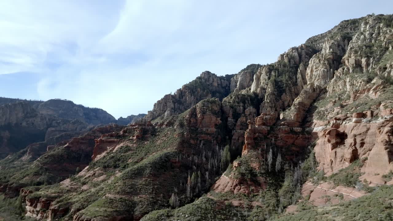 montañas de roca roja y buttes en sedona, arizona con video de avión no tripulado moviéndose en un círculo de cerca