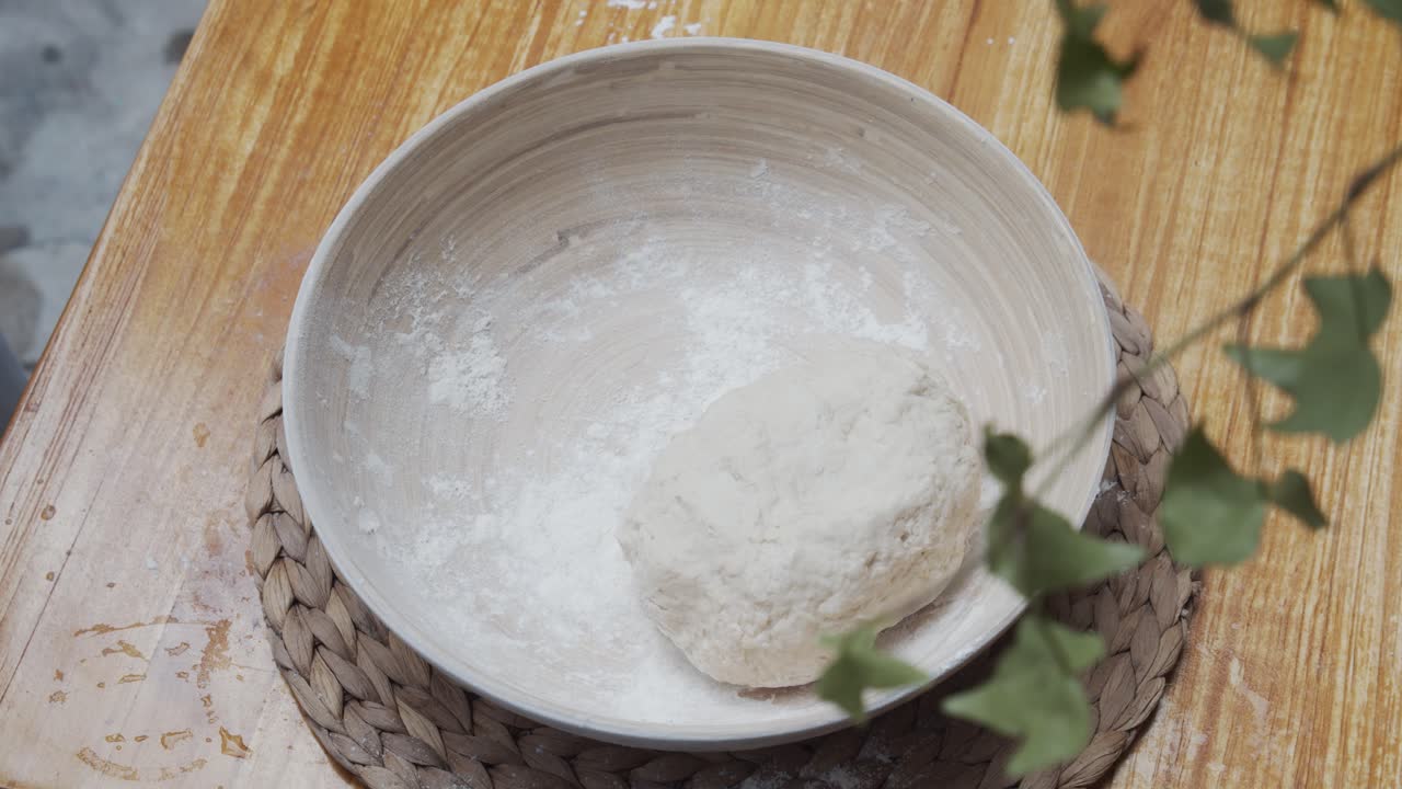 주방장이 피자 도우를 깊은 접시에 던집니다.