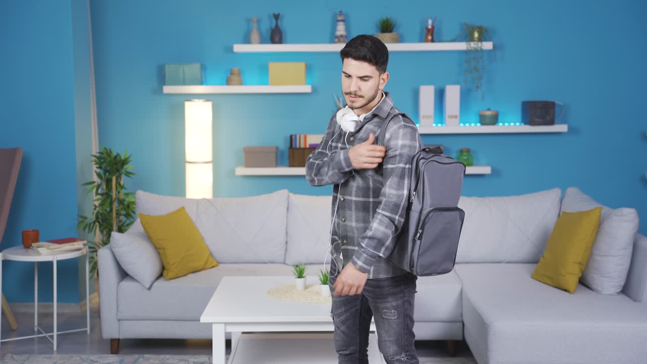 un joven infeliz que vuelve a casa de la escuela está teniendo problemas.