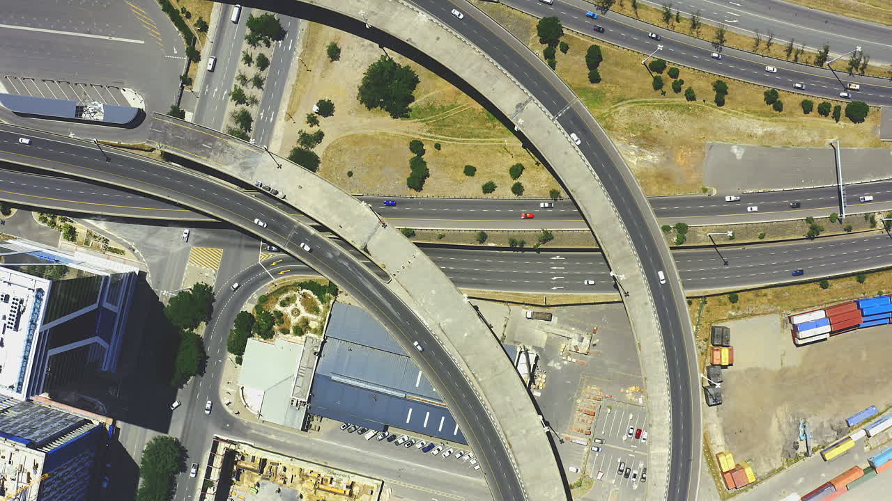 도시는 느려지는 징후가 없습니다.