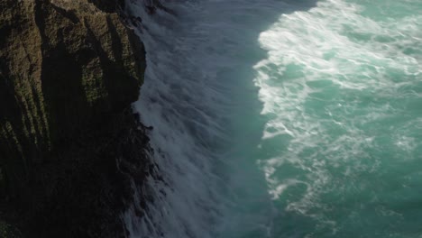 Vista-Aérea-Del-Agua-Azul-Cristalina-De-Angels-Billabong-En-Nusa-Penida,-Indonesia-Con-Las-Olas-Golpeando-Los-Acantilados