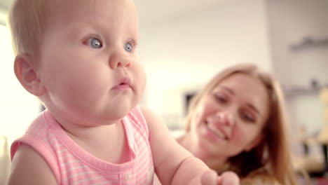 Linda-Niña-Con-Juguete.-Bebé-Recién-Nacido-Mirando-A-Su-Alrededor.-Familia-Amorosa-Feliz