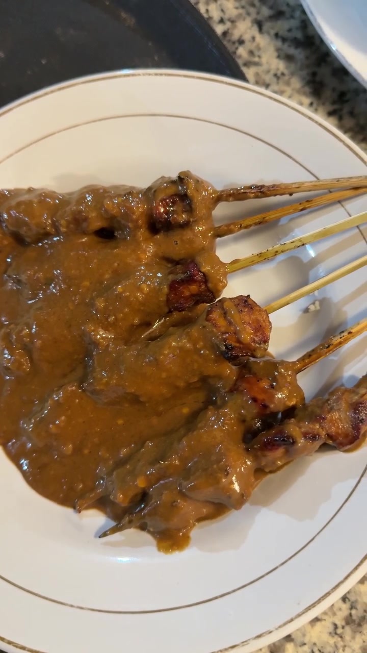 Annos grillattuja kana-satay-vartaita maapähkinäkastikkeen kera