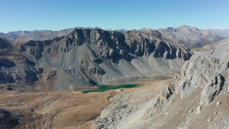 Drone-Volando-Sobre-Las-Montañas,-Movimiento-Hacia-Adelante-Acercándose-A-Un-Lago