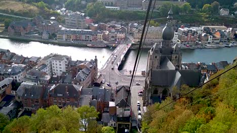 vista de la ciudad de dinant, bélgica en el río maas