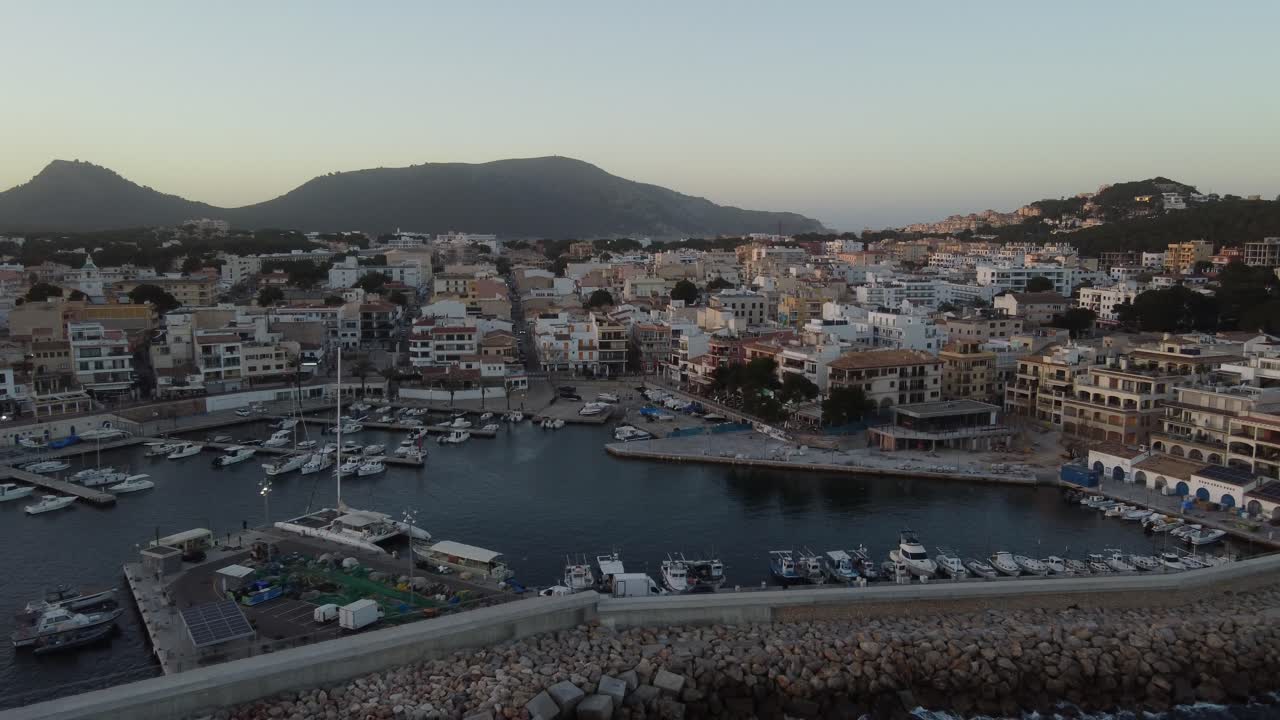 Volando via dal porto di Cala Rajada al tramonto. Maiorca, Spagna.